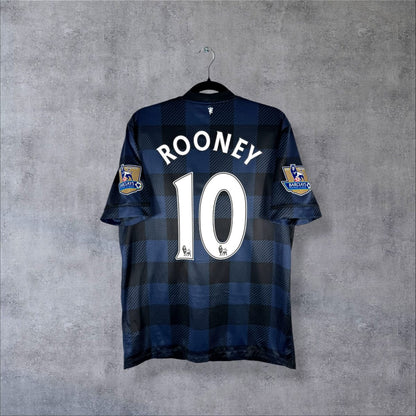 Dos du maillot Manchester United 2013-2014 extérieur à carreaux bleu marine avec flocage Rooney N°10 et patchs Champions Barclays Premier League