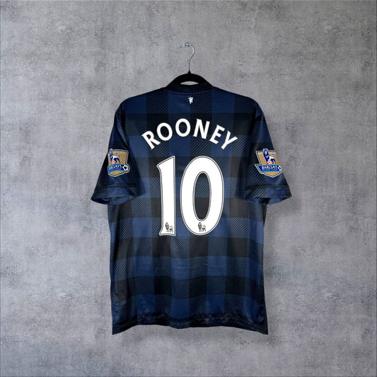 Dos du maillot Manchester United 2013-2014 extérieur à carreaux bleu marine avec flocage Rooney N°10 et patchs Champions Barclays Premier League