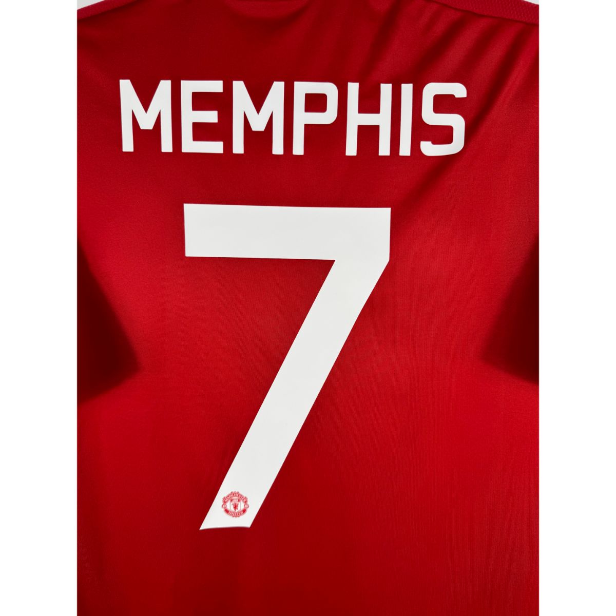 Détail de la typographie du flocage sur le numéro 7 de Memphis Depay