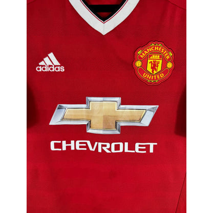 Détail de l'écusson de Manchester United et du logo Adidas