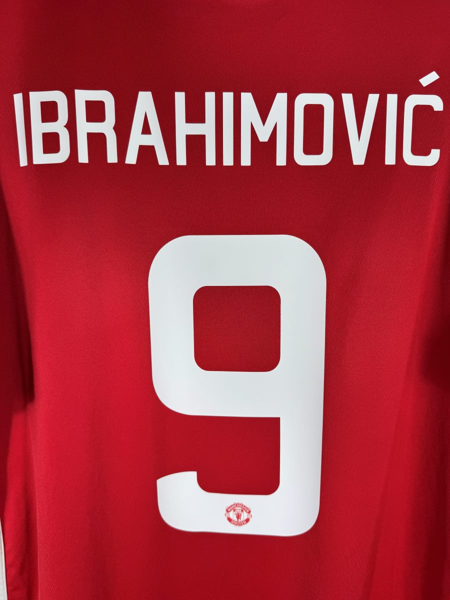 Détail flocage Ibrahimović 9 avec écusson United dans le chiffre