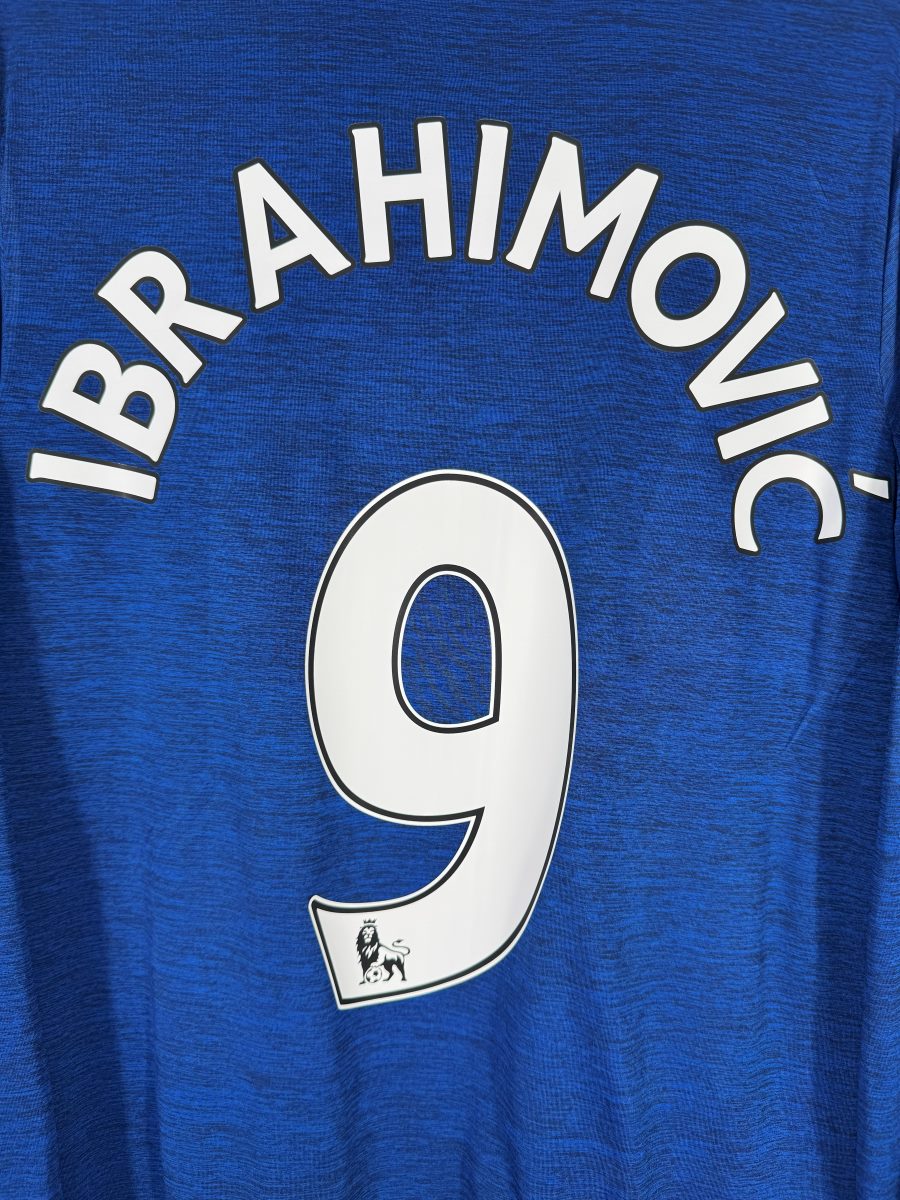 Détail du flocage IBRAHIMOVIĆ N°9 avec le lion Premier League, maillot Manchester United 2016-2017