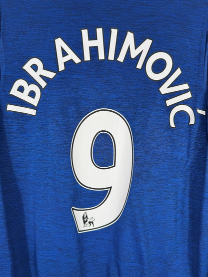 Détail du flocage IBRAHIMOVIĆ N°9 avec le lion Premier League, maillot Manchester United 2016-2017