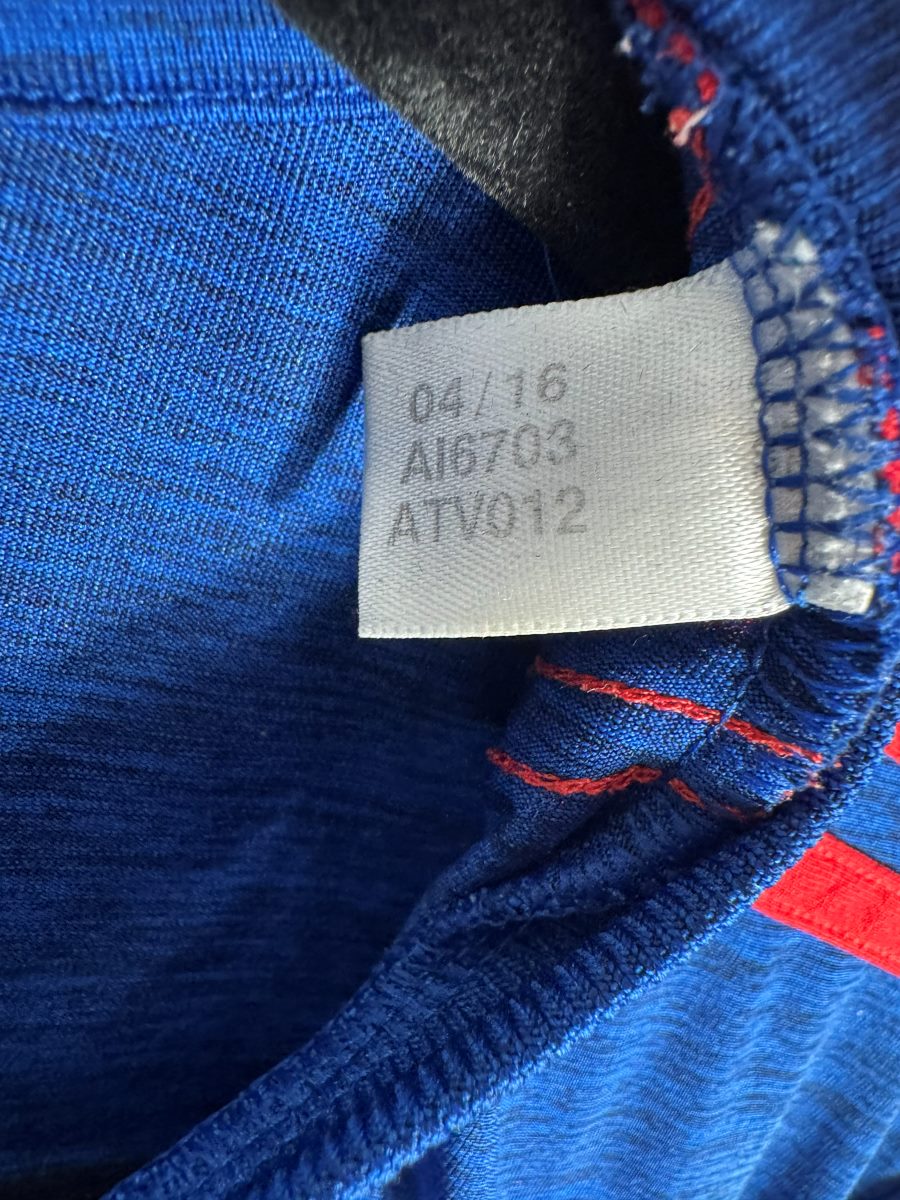 Étiquette intérieure adidas du maillot Manchester United 2016-2017 : date 04/16 et référence AI6703