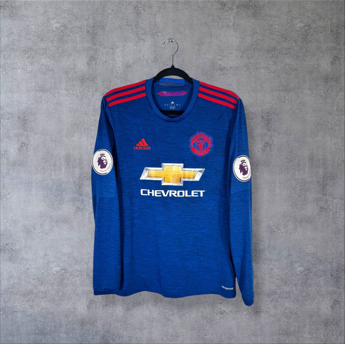Face du maillot Manchester United 2016-2017 extérieur bleu chiné, sponsor Chevrolet et patchs Premier League