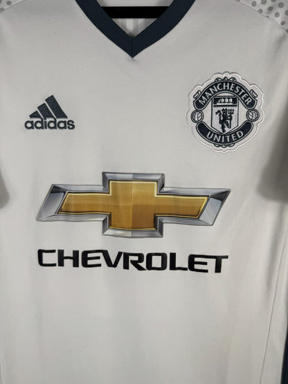 Détail de l'écusson brodé de Manchester United et du logo Chevrolet sur le third 2016-2017