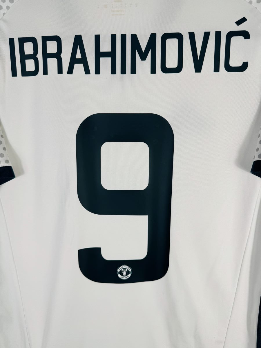 Gros plan du flocage IBRAHIMOVIĆ 9 avec écusson Manchester United miniature, third 2016-2017
