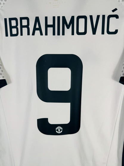 Gros plan du flocage IBRAHIMOVIĆ 9 avec écusson Manchester United miniature, third 2016-2017