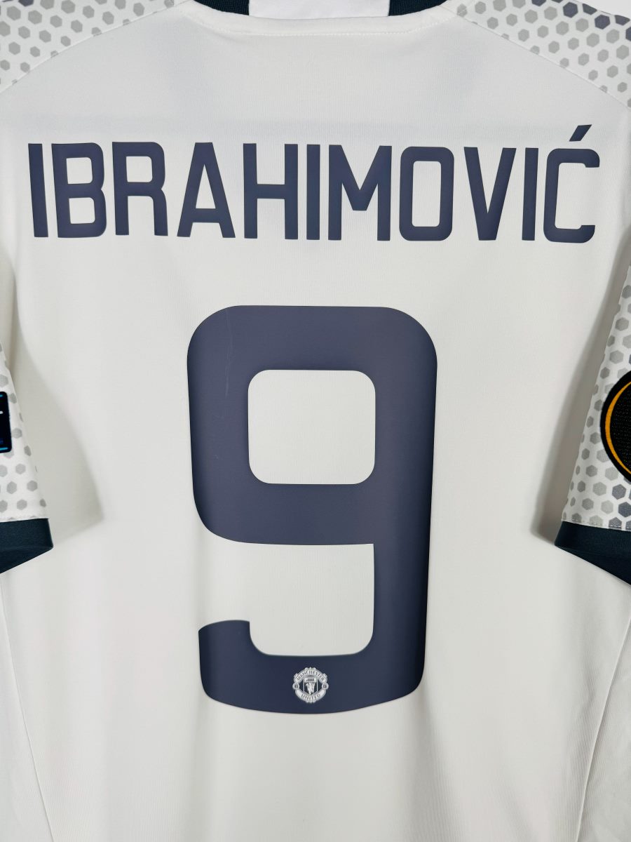 Détail flocage Ibrahimović N°9 maillot Manchester United 2016-2017