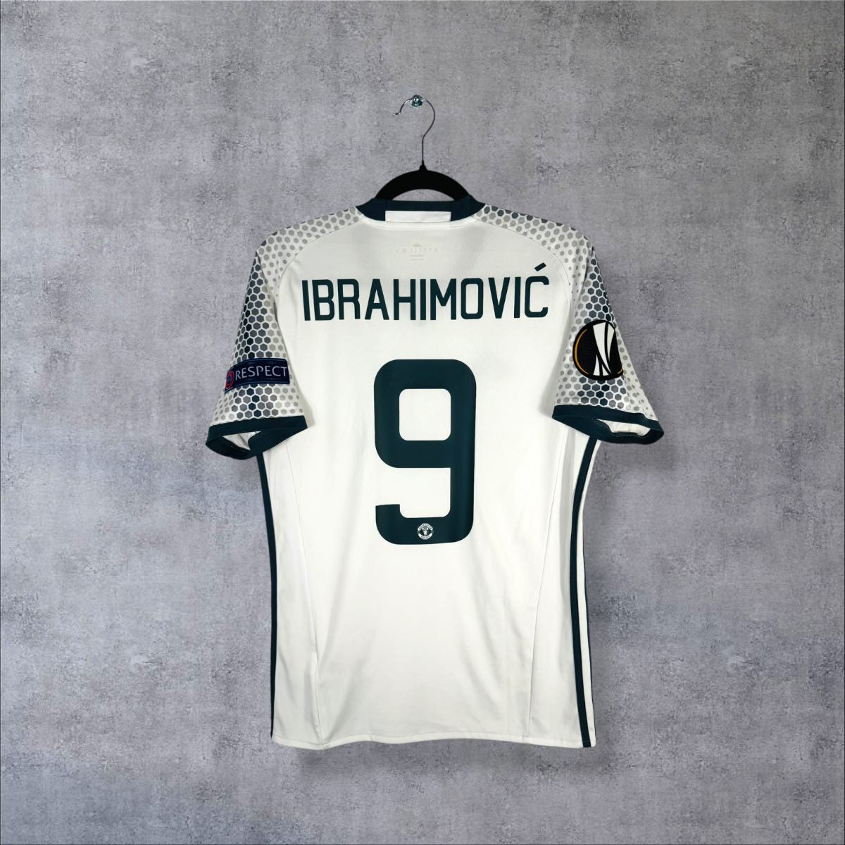 Dos du maillot Manchester United 2016-2017 third blanc avec flocage IBRAHIMOVIĆ numéro 9 et patch Europa League