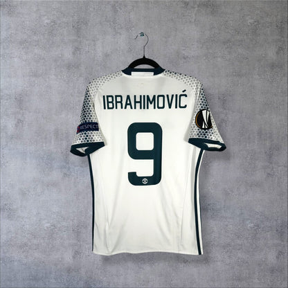 Dos du maillot Manchester United 2016-2017 third blanc avec flocage IBRAHIMOVIĆ numéro 9 et patch Europa League