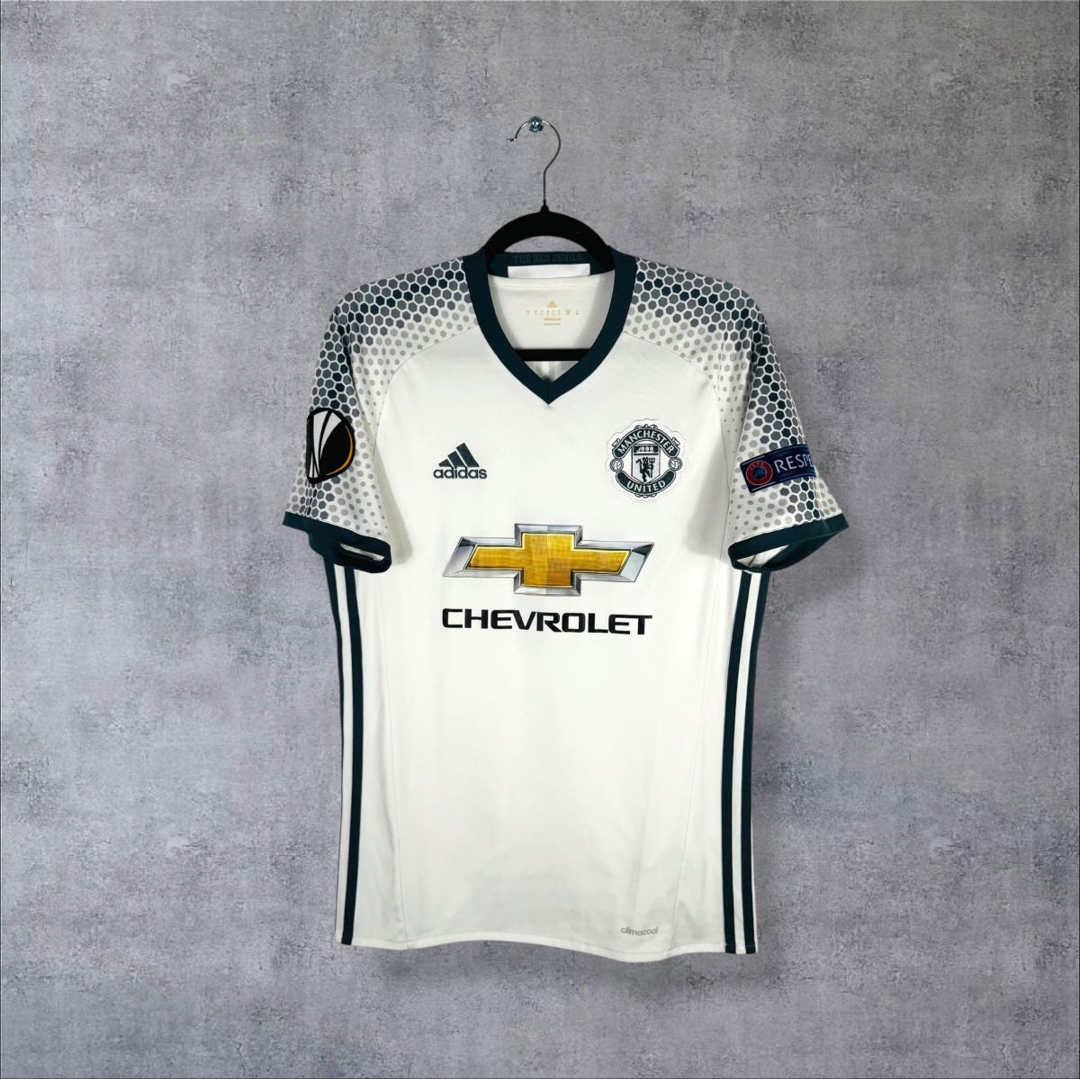 Face du maillot Manchester United 2016-2017 third adidas blanc à épaules hexagonales, sponsor Chevrolet