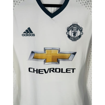 Détail de l'écusson de Manchester United et du logo Adidas