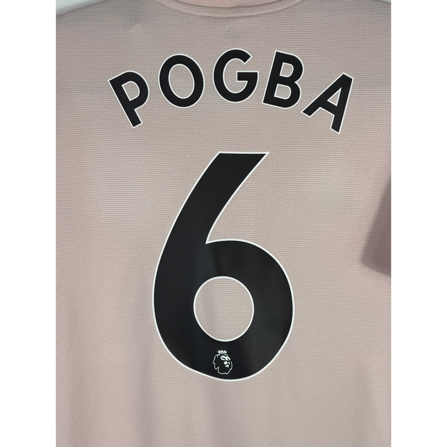 Détail de la typographie du flocage sur le numéro 6 de Paul Pogba