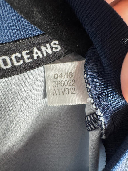 Étiquette intérieure adidas du maillot Manchester United third 2018-2019 avec code DP6022, date 04/18 et ruban de col FORTHEOCEANS