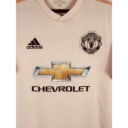 Détail de l'écusson de Manchester United et du logo Adidas