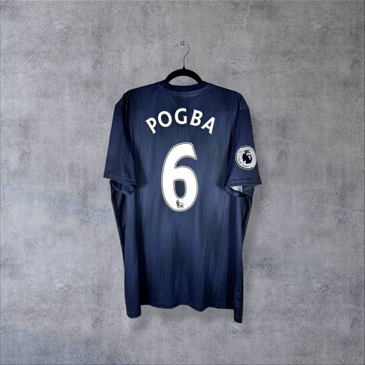 Dos du maillot Manchester United 2018-2019 third bleu nuit avec flocage Pogba N°6 et patch Premier League sur la manche