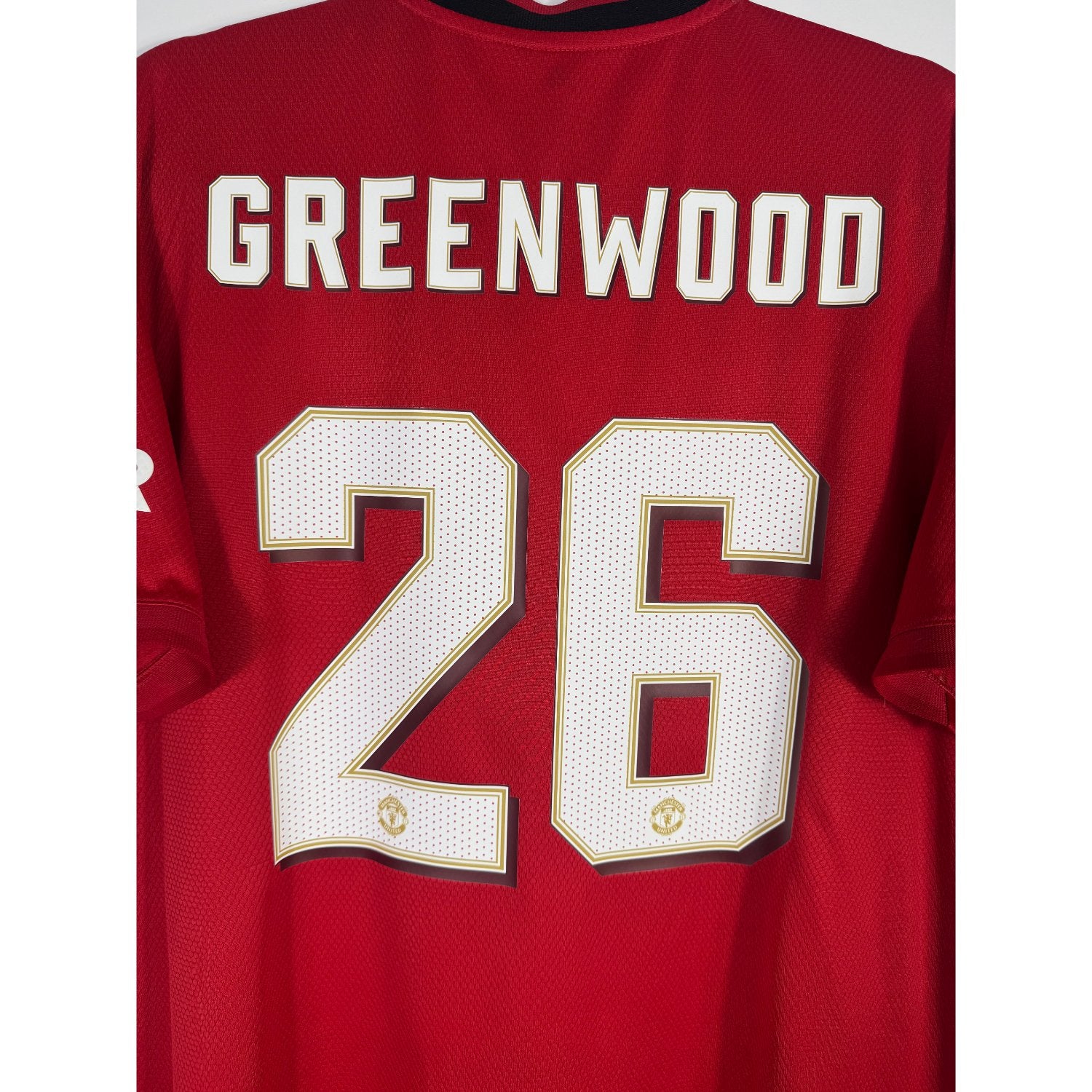 Détail de la typographie du flocage sur le numéro 26 de Mason Greenwood