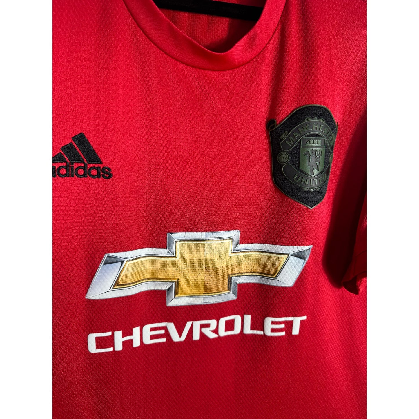 Détail de l'écusson noir et or Treble 1999 de Manchester United