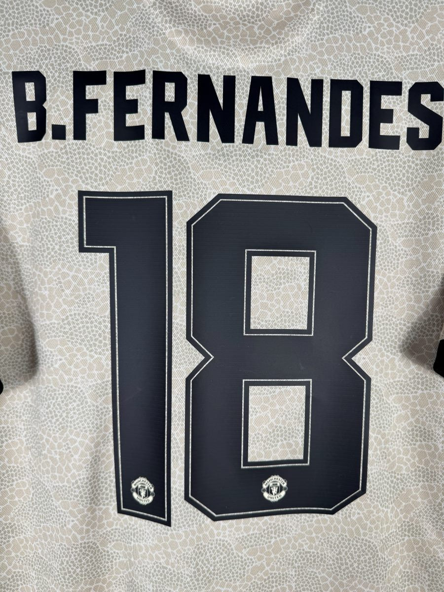 Gros plan du flocage B. Fernandes N°18 avec blasons Manchester United sur le maillot extérieur 2019-2020