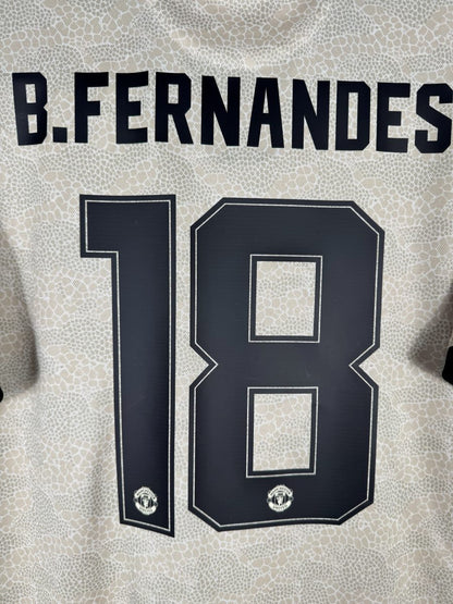 Gros plan du flocage B. Fernandes N°18 avec blasons Manchester United sur le maillot extérieur 2019-2020