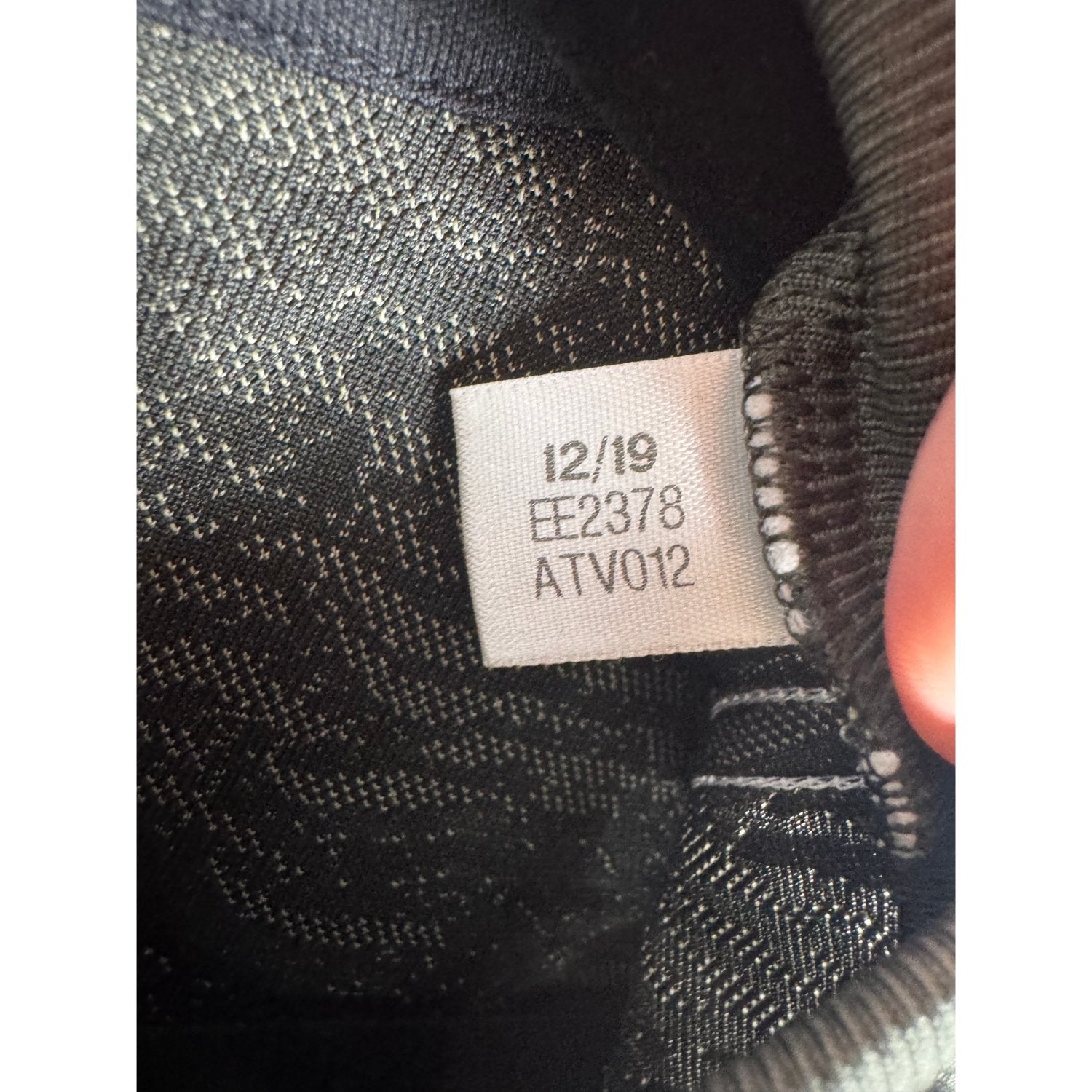 Étiquette d'authenticité avec code Adidas EE2378 prouvant l'originalité du maillot