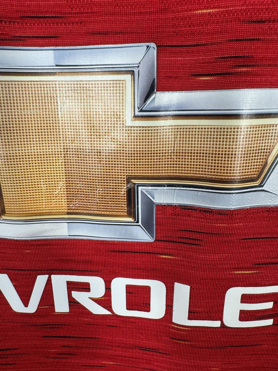 Légères marques sur le logo Chevrolet, maillot Manchester United domicile 2020-2021