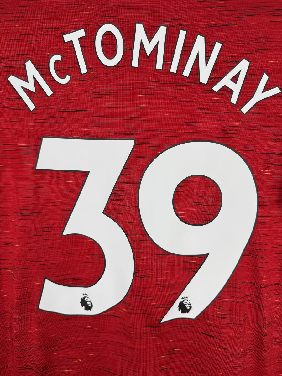 Détail du flocage McTominay 39 blanc avec badges Premier League, maillot Manchester United 2020-2021