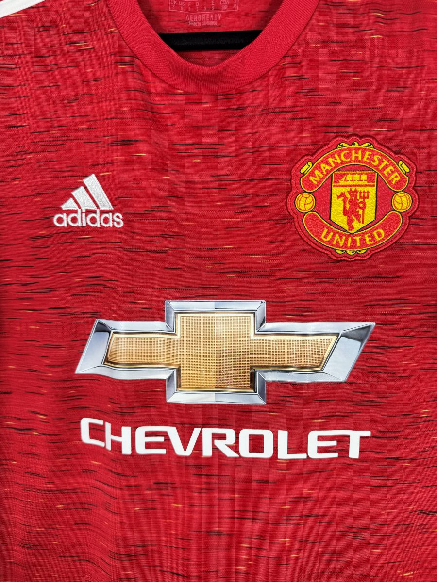 Écusson brodé Manchester United, logo adidas et sponsor Chevrolet, maillot domicile 2020-2021