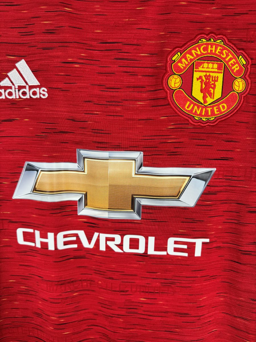 Écusson Manchester United brodé, logo adidas et sponsor Chevrolet, maillot domicile 2020-2021
