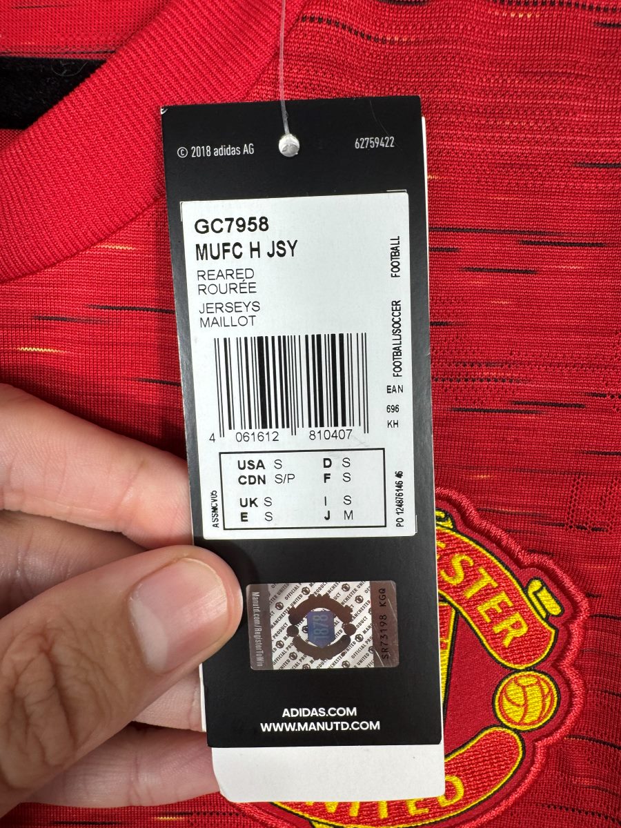 Étiquette carton adidas GC7958 MUFC H JSY taille S encore attachée, maillot Manchester United neuf