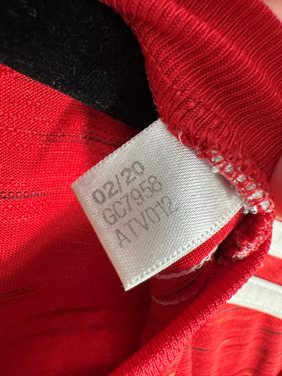 Étiquette adidas code GC7958 datée 02/20, maillot Manchester United domicile 2020-2021