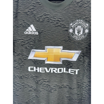 Détail de l'écusson de Manchester United et du logo Adidas
