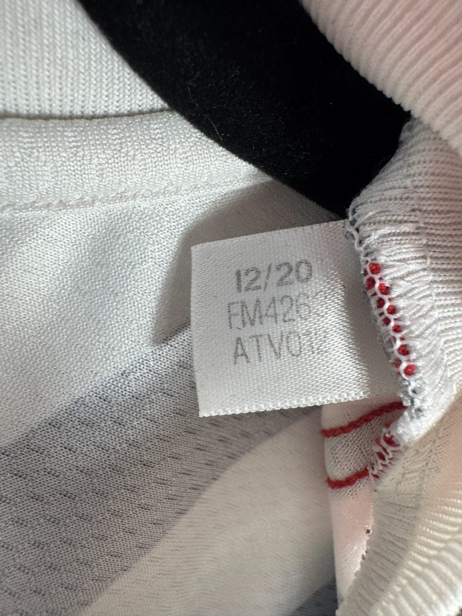 Étiquette adidas FM4263 datée 12/20 du maillot Manchester United 2020-2021 third