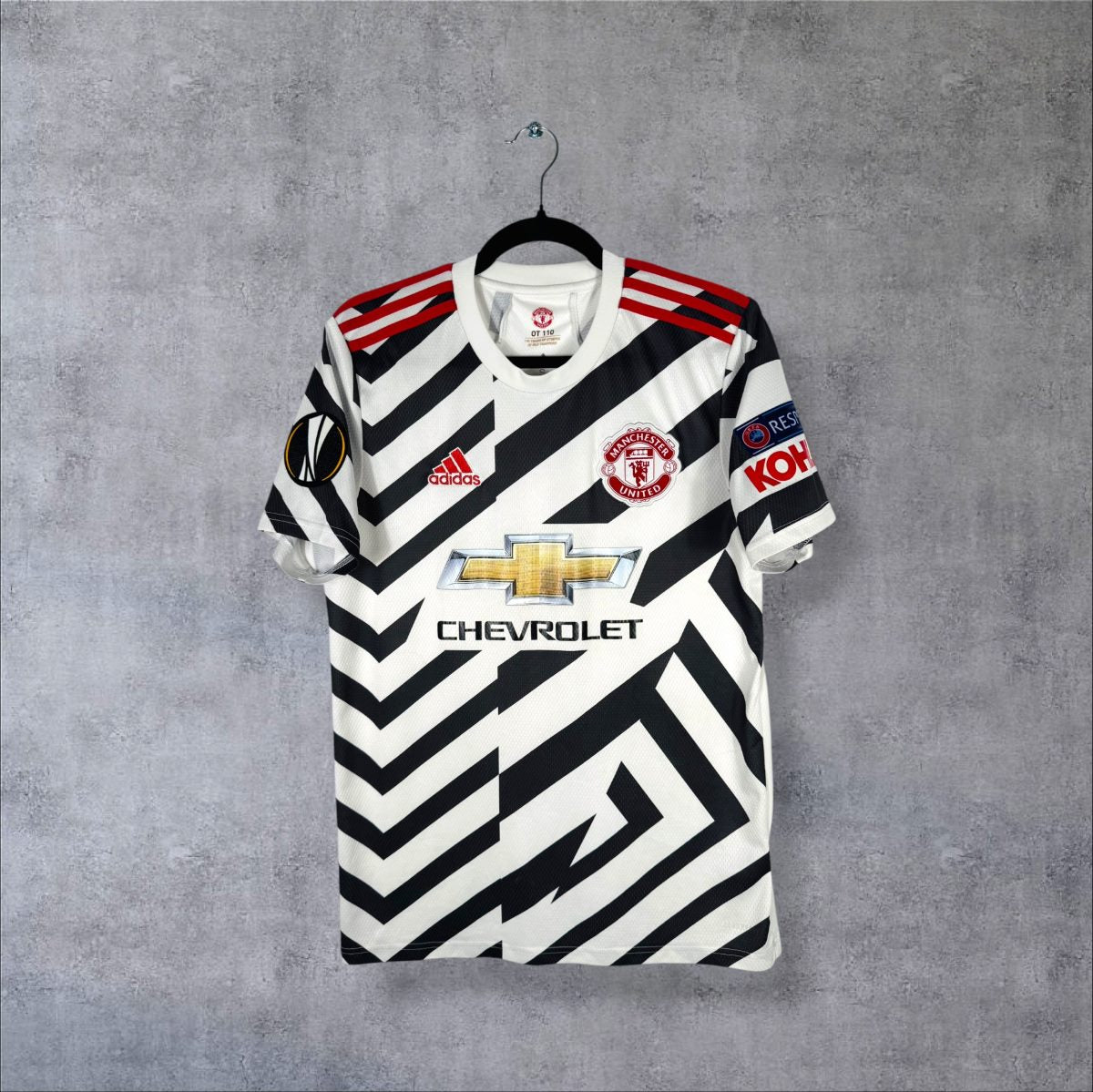 Face du maillot Manchester United 2020-2021 third blanc à zigzags noirs avec sponsor Chevrolet