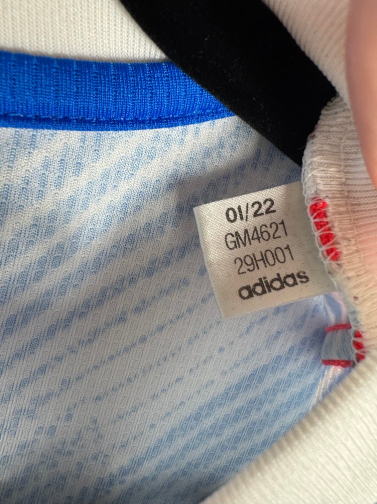 Étiquette d'authenticité avec code Adidas GM4621 prouvant l'originalité du maillot