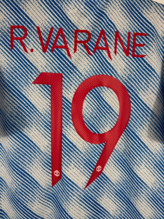 Détail de la typographie du flocage sur le numéro 19 de Raphaël Varane