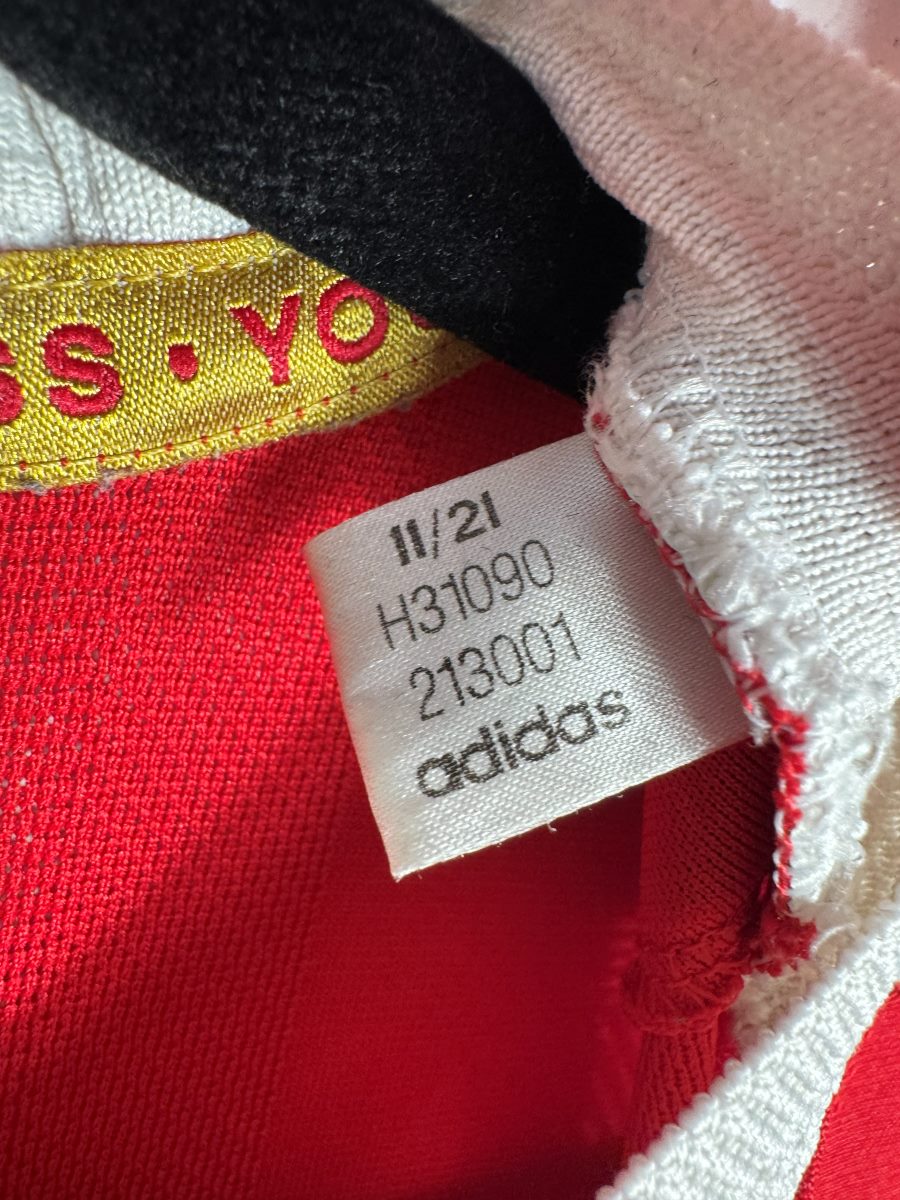 Étiquette adidas code H31090 datée 11/21, maillot Manchester United domicile 2021-2022