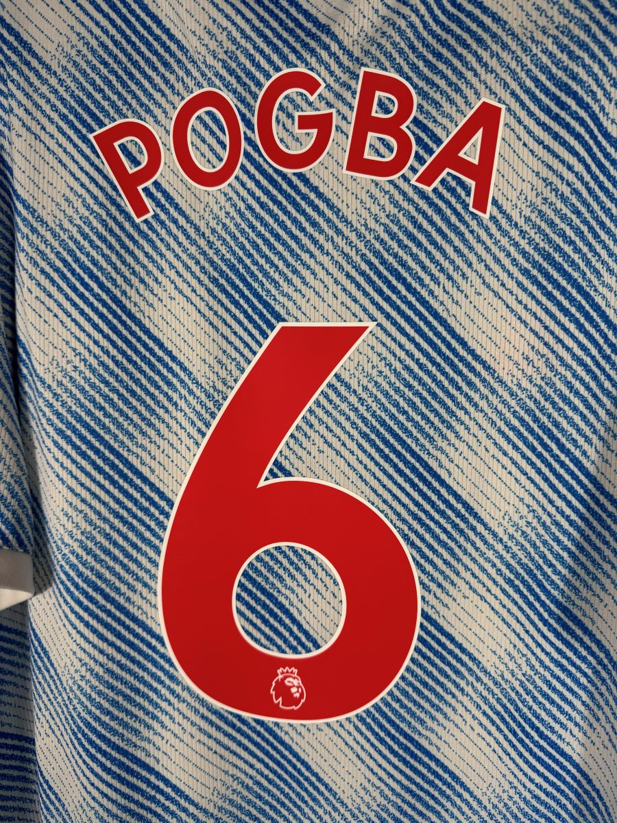 Détail flocage Pogba 6 rouge avec lion Premier League, maillot Manchester United 2021-2022
