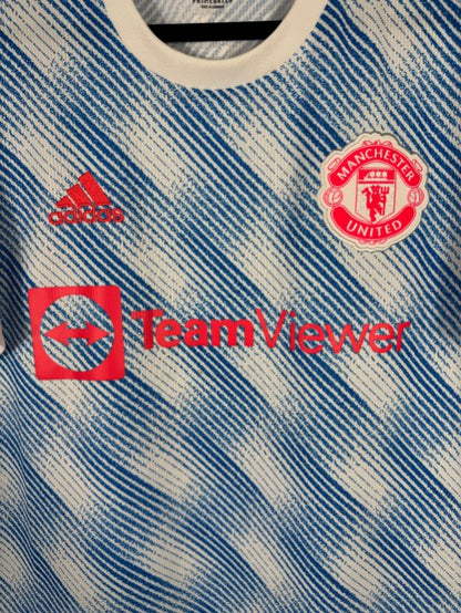 Détail de l'écusson de Manchester United et du logo Adidas rouge