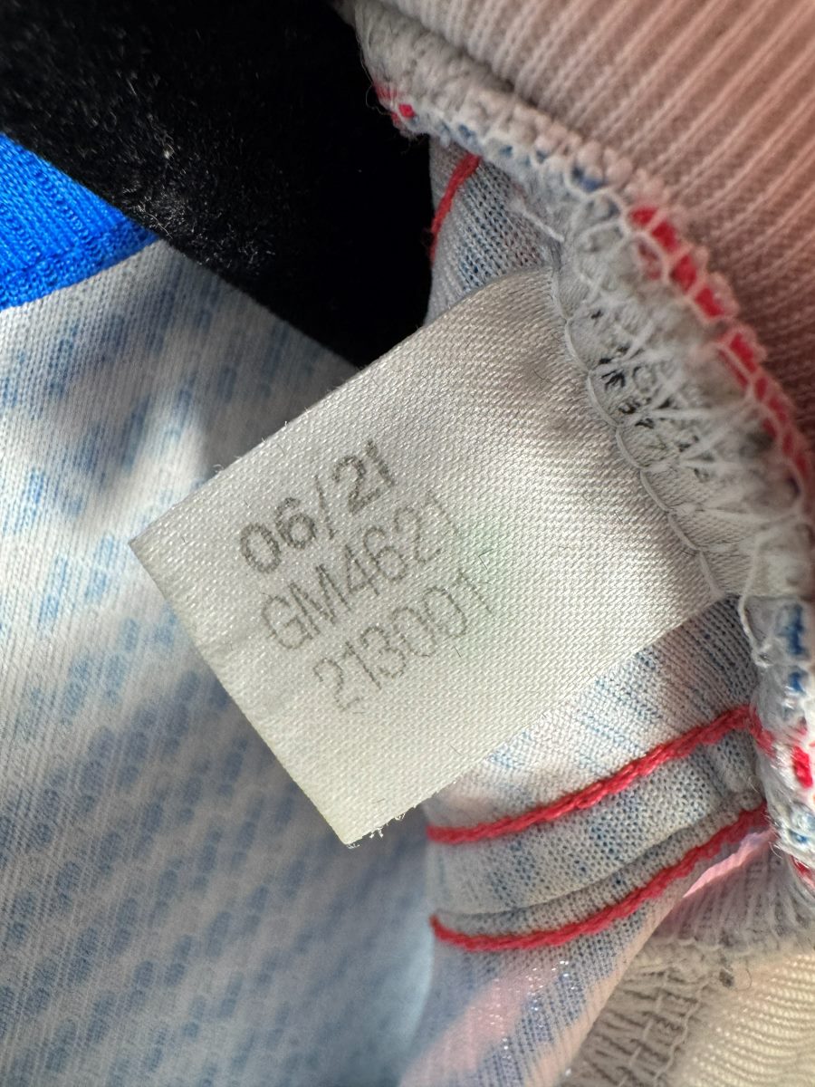 Étiquette Adidas GM4621 datée 06/21, maillot Manchester United extérieur 2021-2022 Pogba