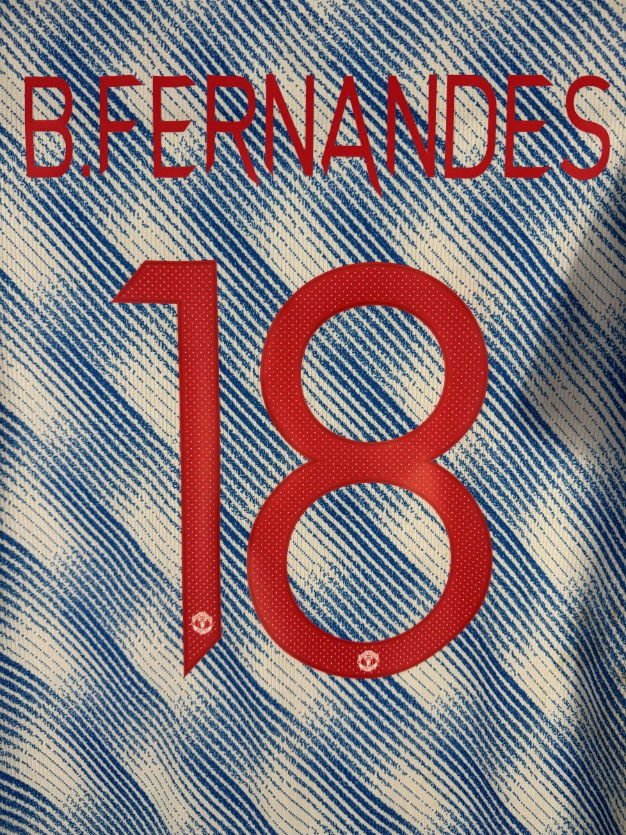 Détail flocage B.Fernandes numéro 18