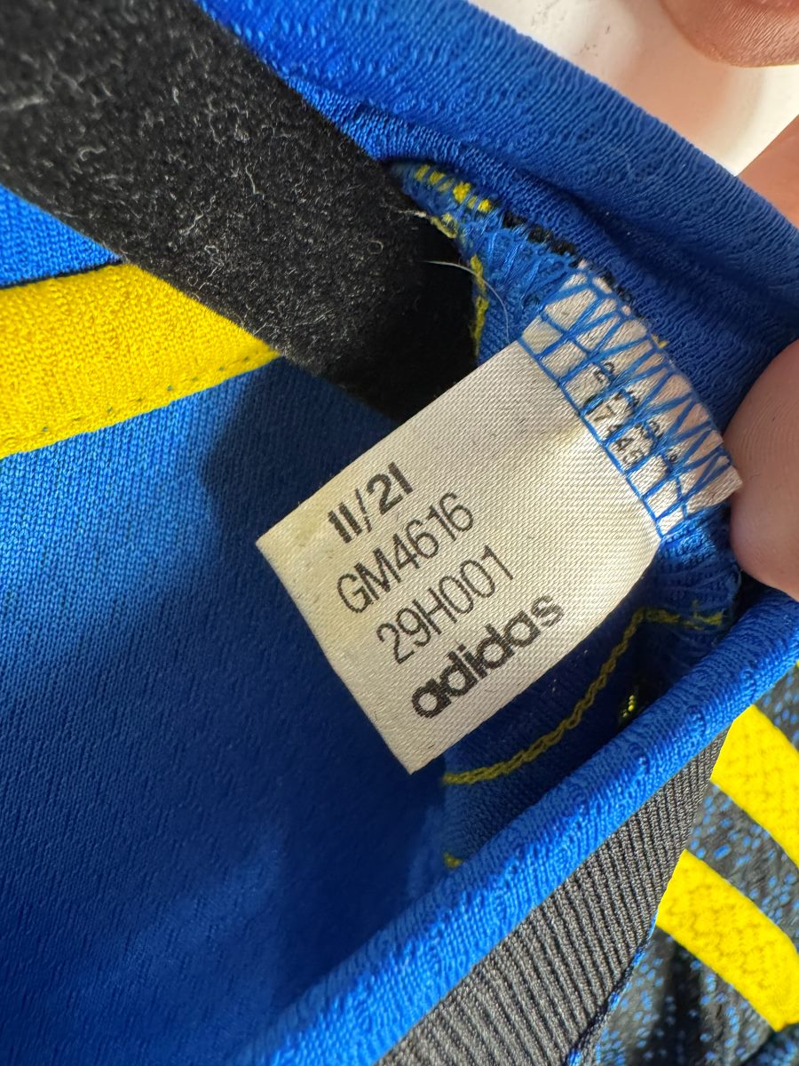 Étiquette intérieure Adidas GM4616 datée 11/21, maillot Manchester United third 2021-2022