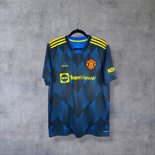 Maillot Manchester United third 2021-2022 Adidas face, motif chevrons bleus et bandes jaunes