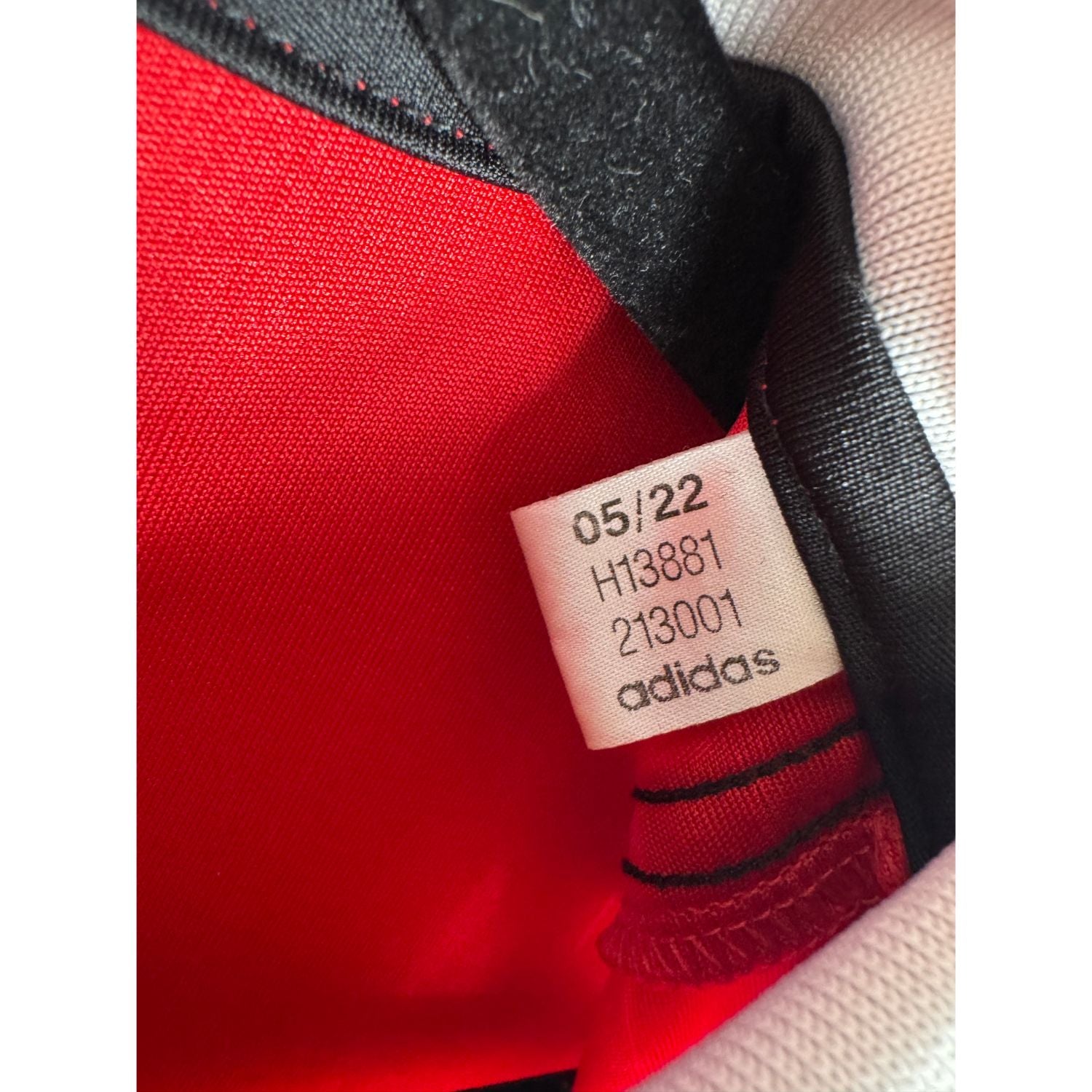 Étiquette d'authenticité avec code Adidas H13881 prouvant l'originalité du maillot
