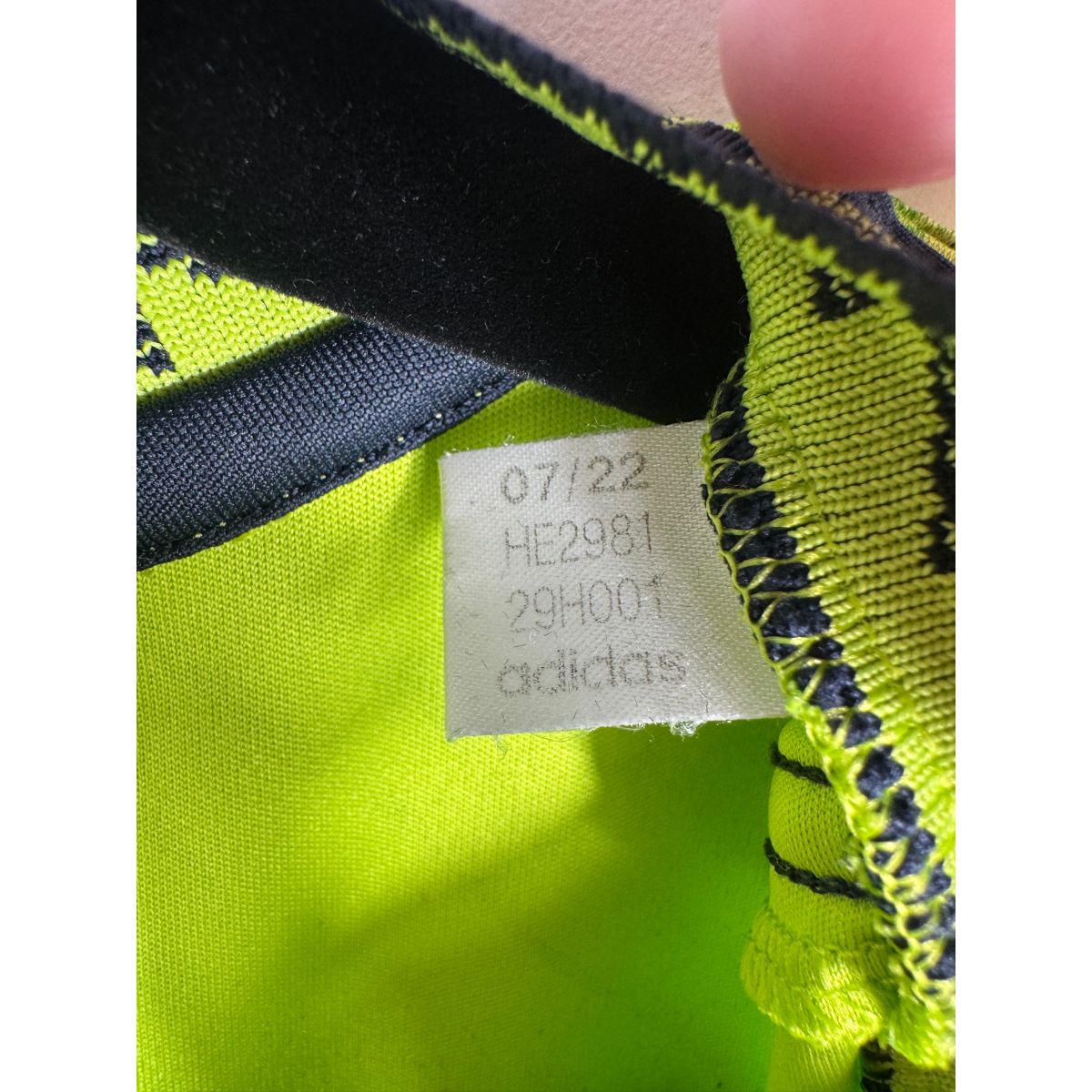 Étiquette d'authenticité avec code Adidas HE2981 prouvant l'originalité du maillot