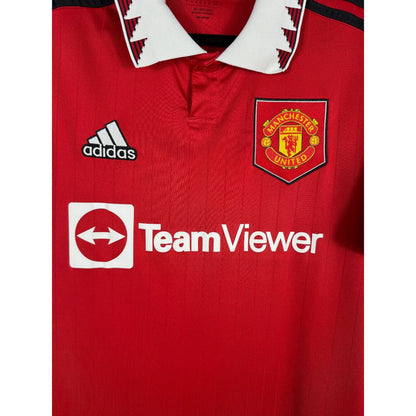 Détail de l'écusson de Manchester United et du col Adidas