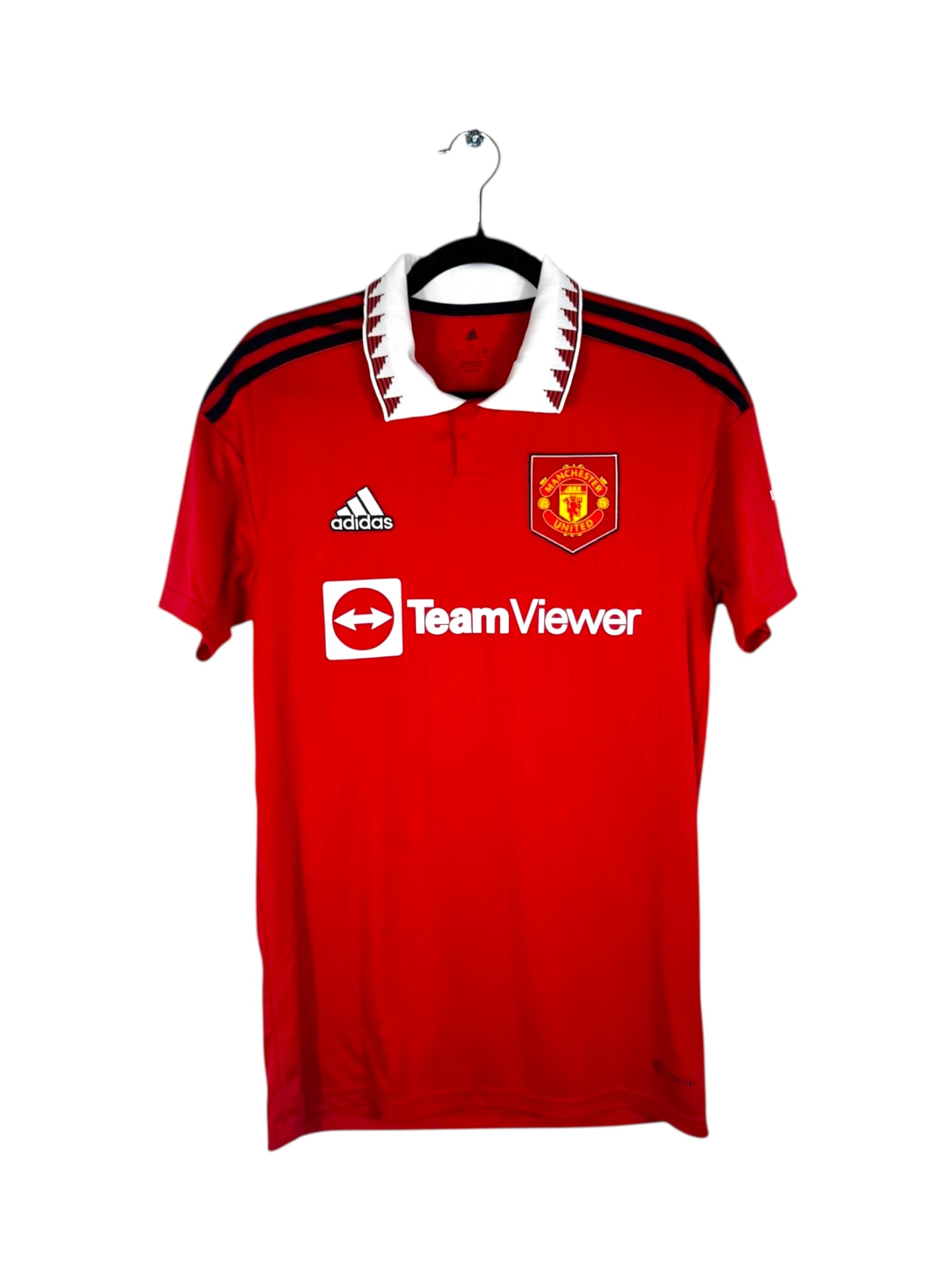 Maillot Manchester United 2022-23 domicile rouge col polo Adidas vue de face.