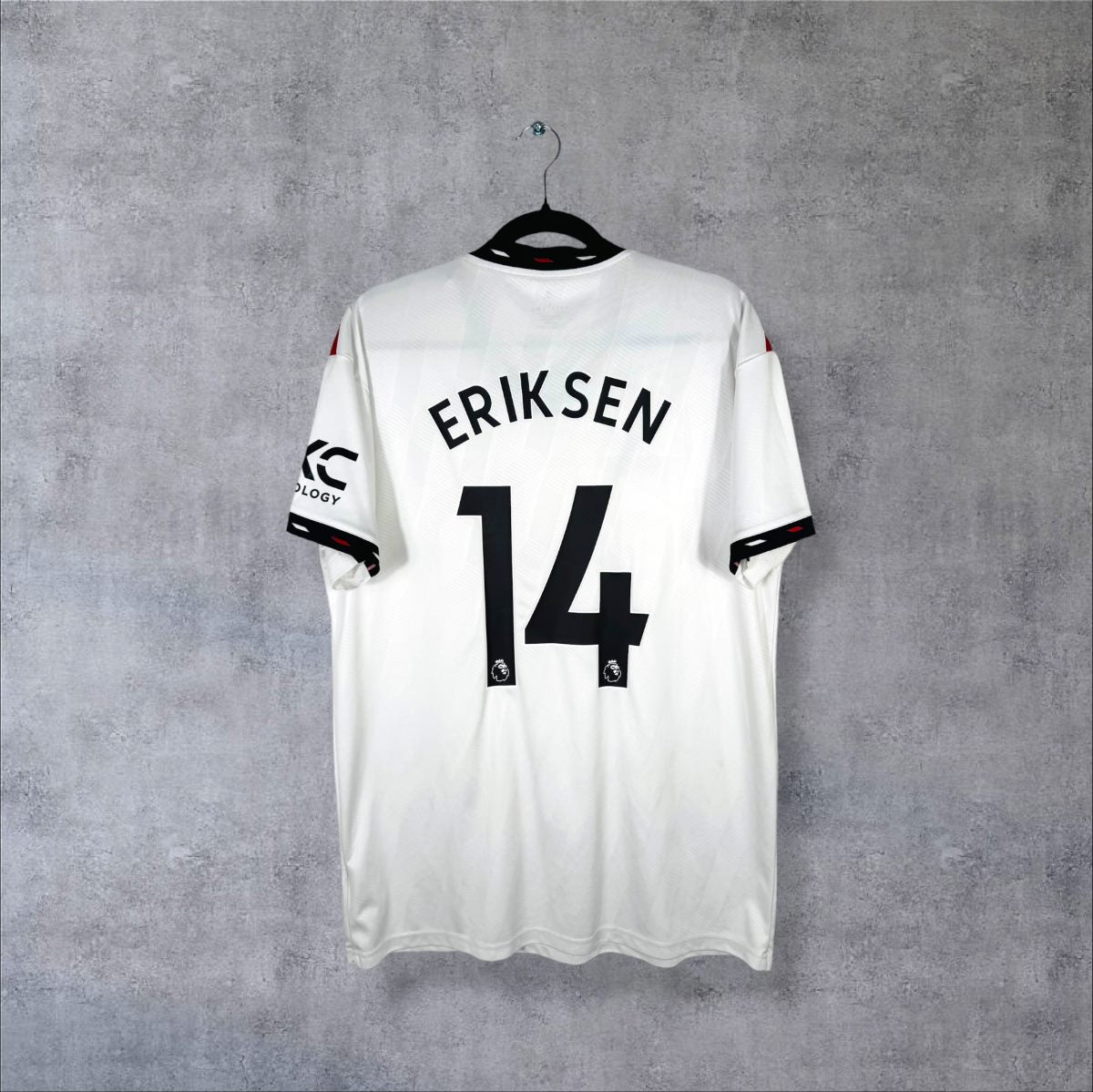 Dos du maillot extérieur Manchester United 2022-2023 adidas, flocage noir Eriksen 14 police Premier League
