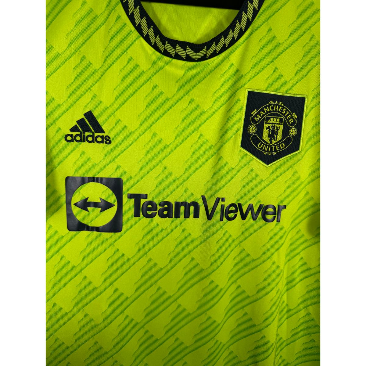 Détail de l'écusson de Manchester United et du logo Adidas